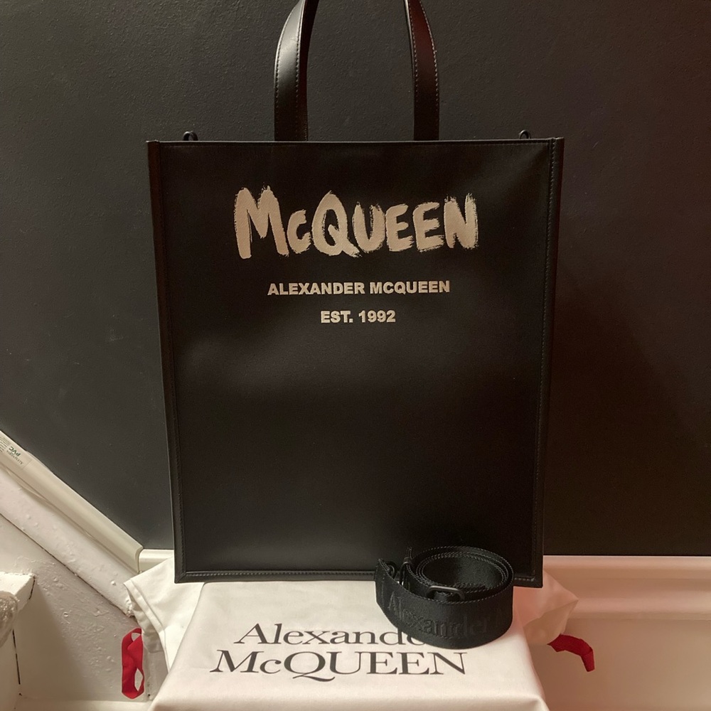 ALEXANDER McQUEEN Graffiti Edge Tote in Black/Off White - Picture 4 of 11